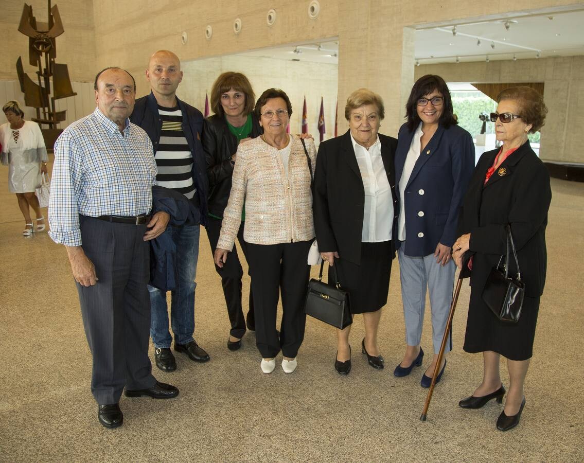 La procuradora del PP de León Amparo Vidal (segunda por la derecha) con su madre Gilda, sus tías Amelia y Aurita, su tío Luciano y sus primos Sergio y Cristina. 