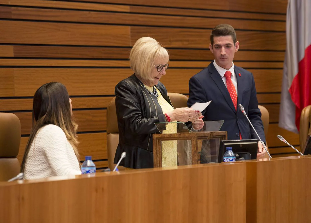 El alcalde de León, Antonio Silván, saluda a delegadosde UGT de León, José Antonio Ferredo, Manuel Mayo, Faustino Temprano, Juan Miguel Martínez y Nicolás Sanz.