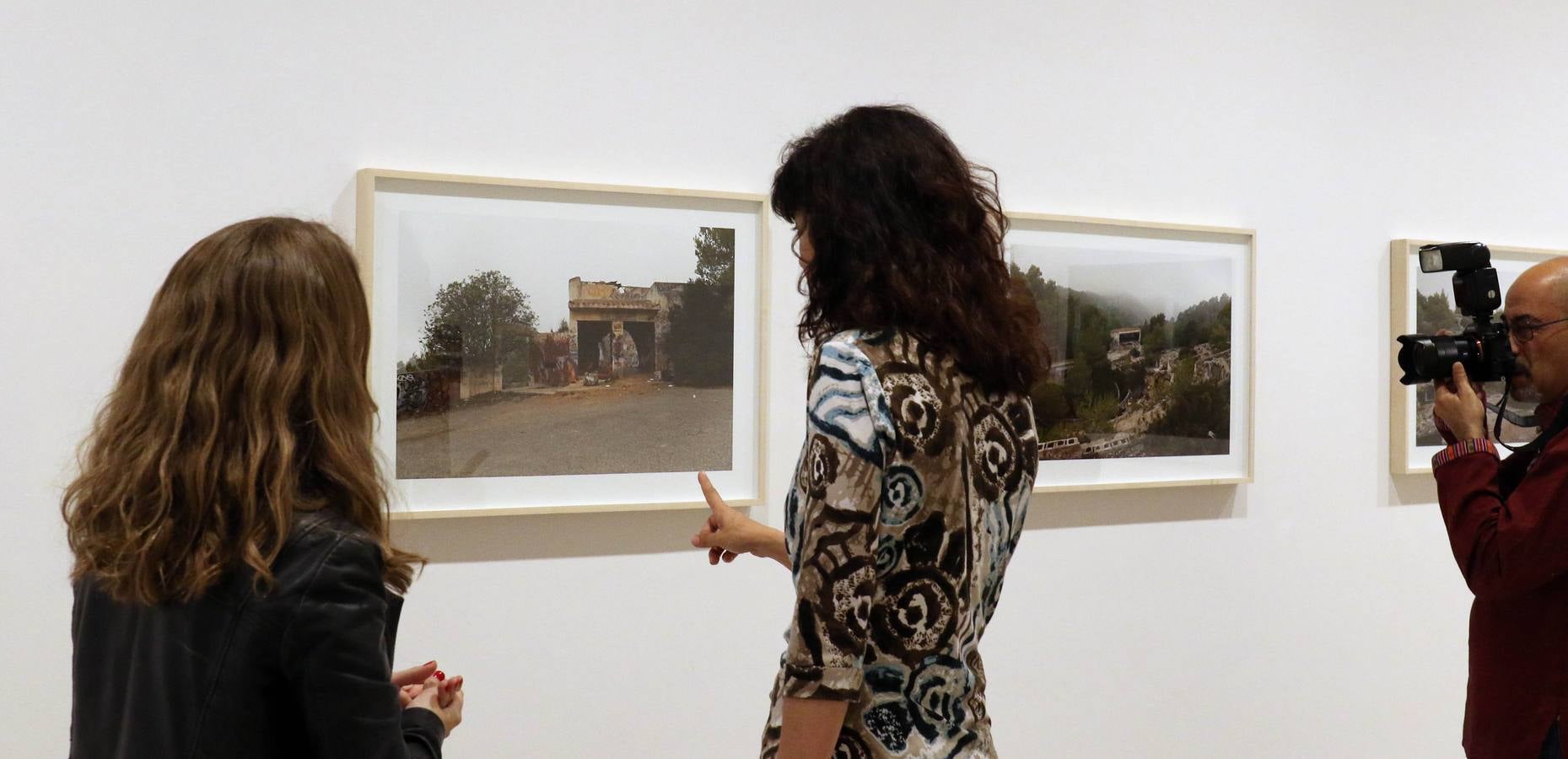 El fin de la Ibiza discotequera, de Irene de Andrés, las pinturas que invitan a tocar, de Mercedes Mangrané, y las esculturas de despojos, de Elena Aizkoa, muestran hasta octubre tres maneras de expresarse de una misma generación