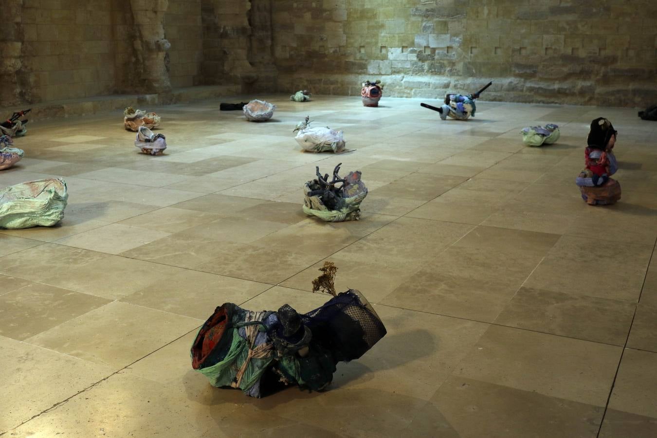 El fin de la Ibiza discotequera, de Irene de Andrés, las pinturas que invitan a tocar, de Mercedes Mangrané, y las esculturas de despojos, de Elena Aizkoa, muestran hasta octubre tres maneras de expresarse de una misma generación