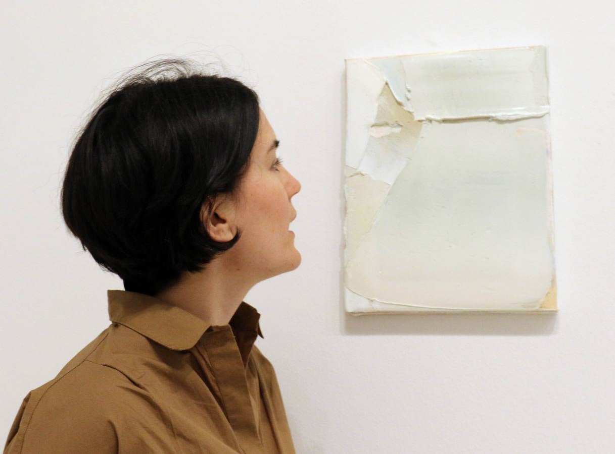 El fin de la Ibiza discotequera, de Irene de Andrés, las pinturas que invitan a tocar, de Mercedes Mangrané, y las esculturas de despojos, de Elena Aizkoa, muestran hasta octubre tres maneras de expresarse de una misma generación