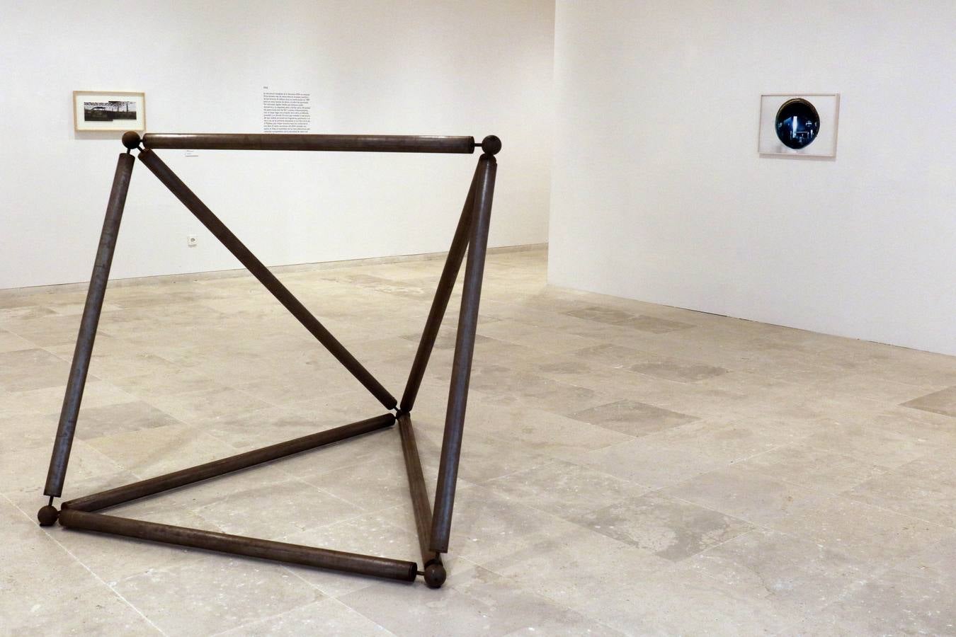 El fin de la Ibiza discotequera, de Irene de Andrés, las pinturas que invitan a tocar, de Mercedes Mangrané, y las esculturas de despojos, de Elena Aizkoa, muestran hasta octubre tres maneras de expresarse de una misma generación