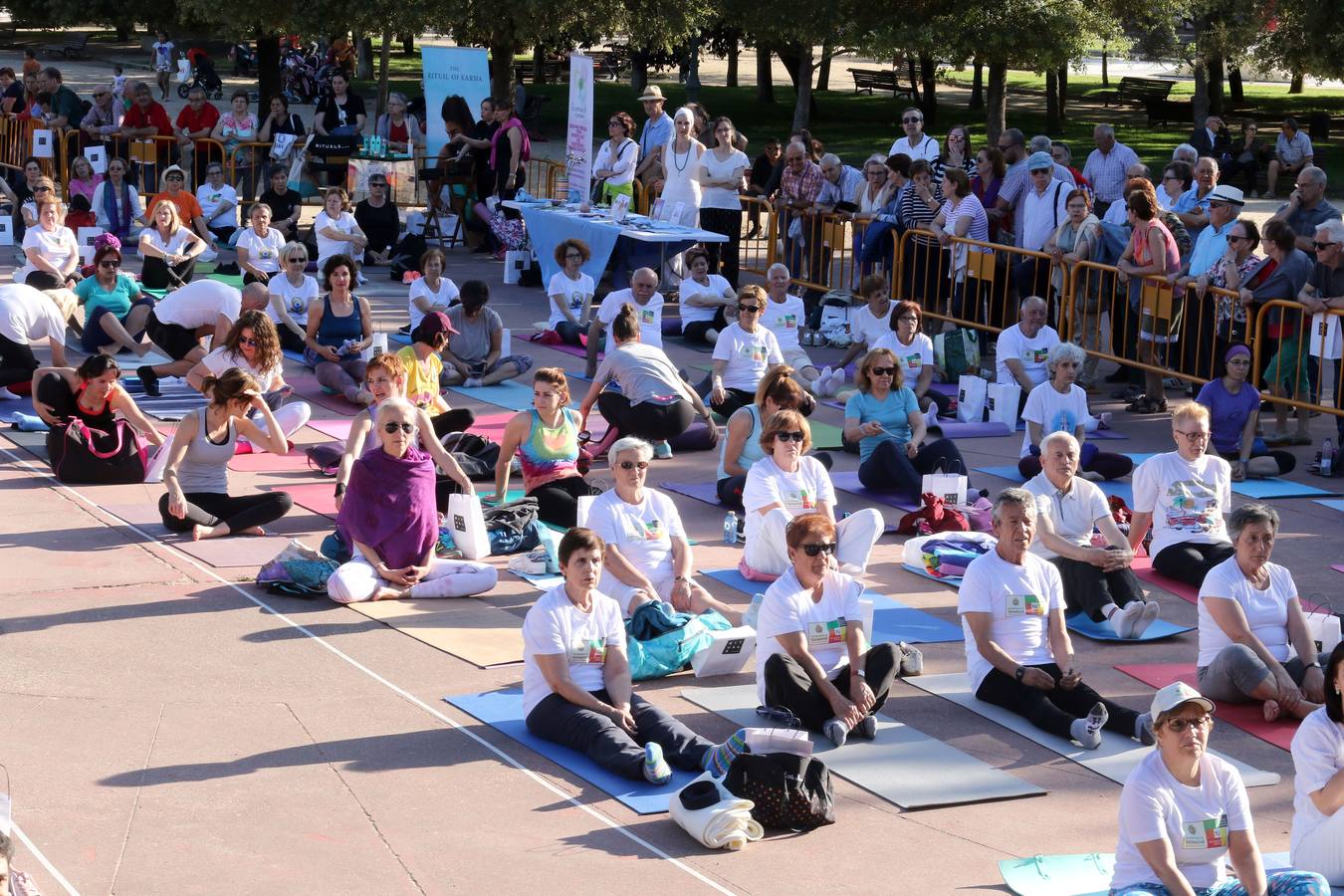 Fotos: Día del Yoga en el parque de la Paz