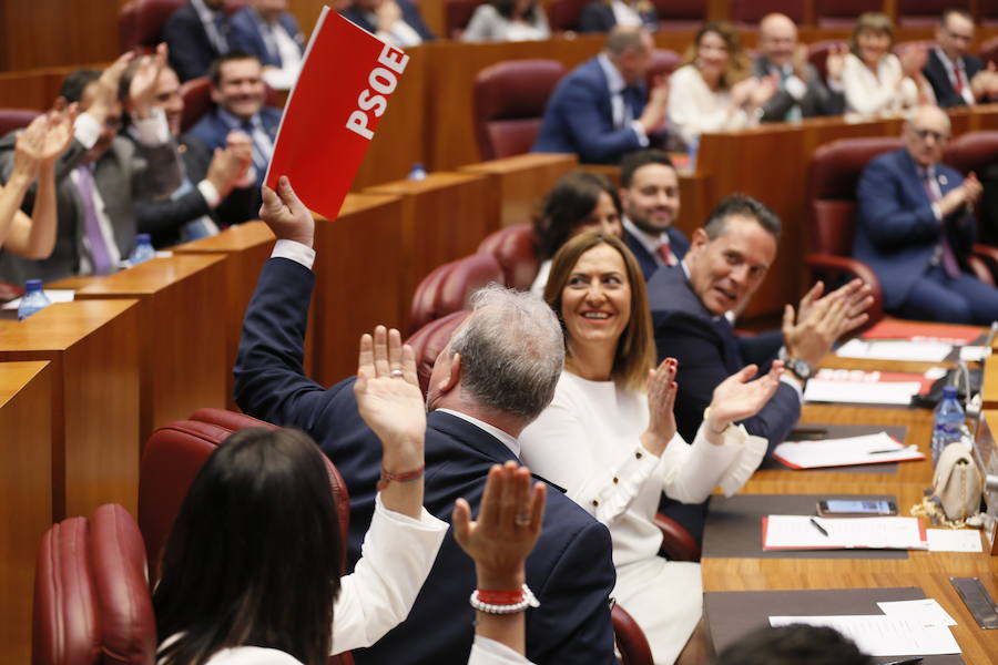 Imagen principal - El procurador socialista José Francisco Martín exhibie una carpetilla del PSOE. Debajo, Pablo Fernández (Podemos) reparte agua a Vox y UPL, y Fernando Rey lee unos apunts. 