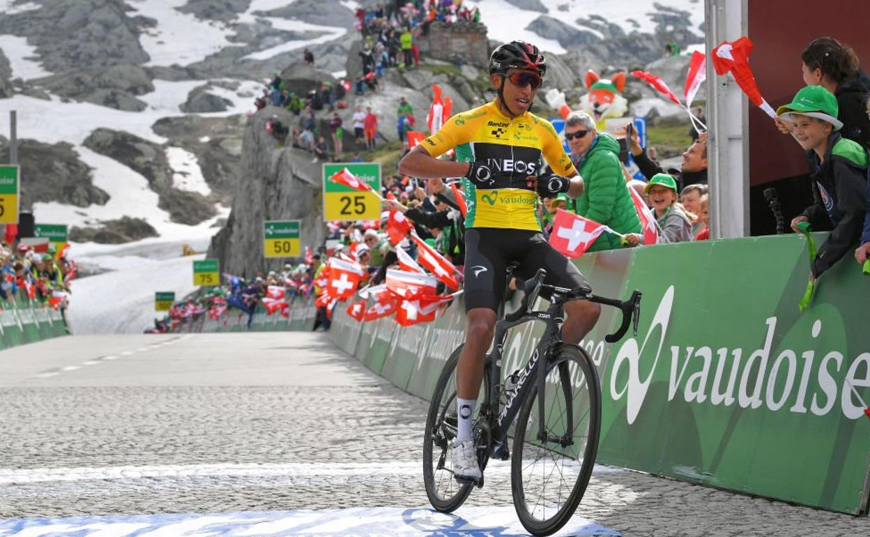 Egan Bernal cruzando la línea de meta.