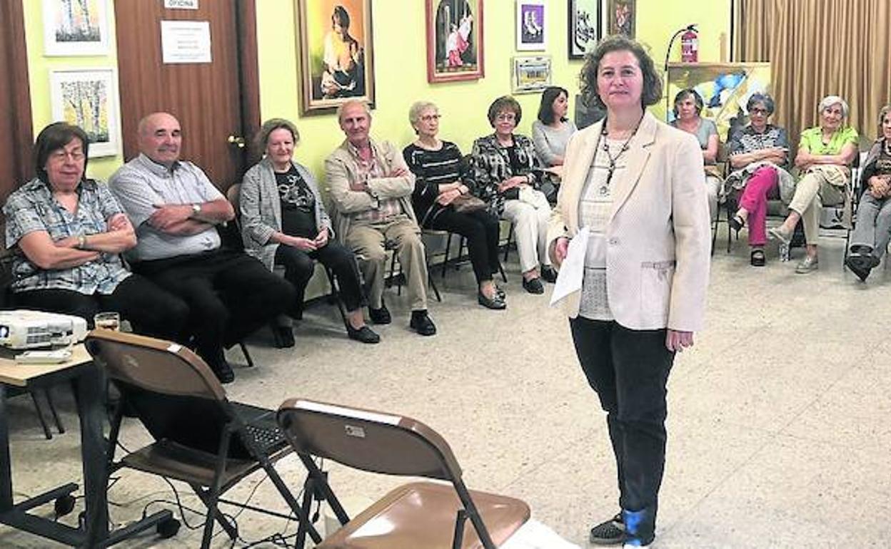 La escritora vallisoletana Míriam Conde, durante una charla-café en el barrio de San Nicolás.