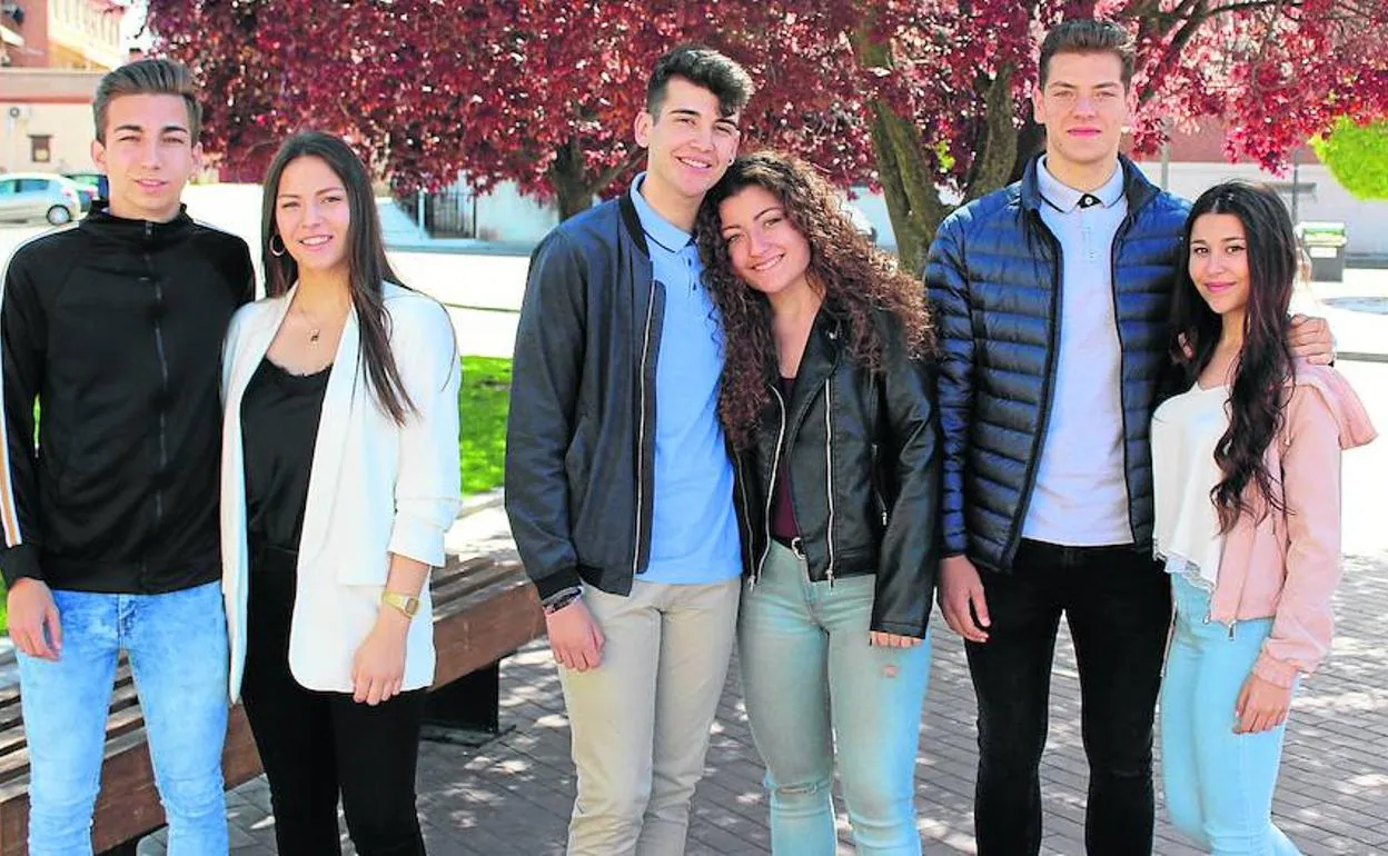 Los seis chicos y chicas que representarán oficialmente a la Juventud en las fiestas.