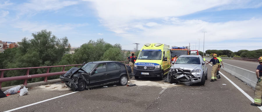 Fotos: Fallece un hombre y su mujer resulta herida tras un accidente de tráfico en Puente Duero