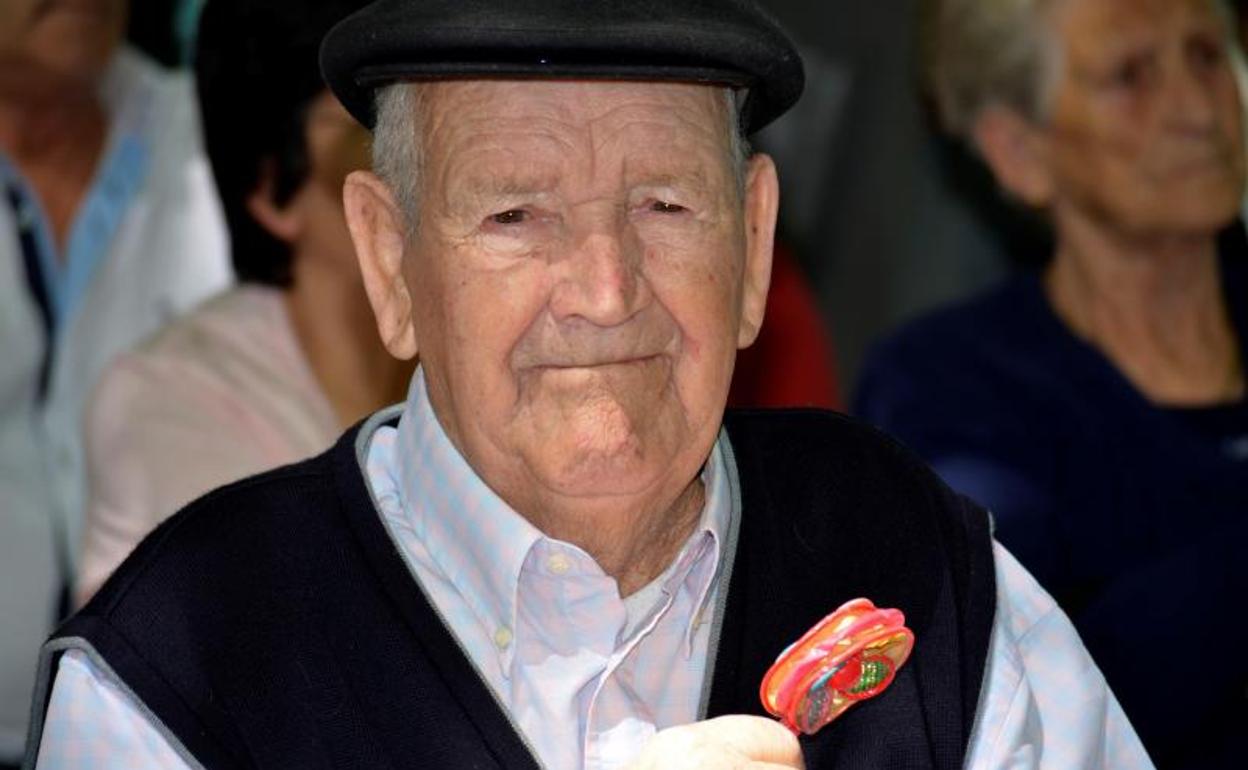 Martín Diaz,de 83 años y su hermana Lucía, de 95 años, han asitido al homenaje que la Asociación para la Recuperación de la Memoria Histórica ha rendido este sábado a su madre, Catalina Muñoz que fue fusilada en 1936 y enterrada junto al sonajero de su hijo. 