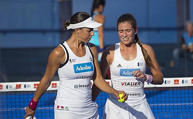 Marta Marrero y Marta Ortega hablan de una jugada. 