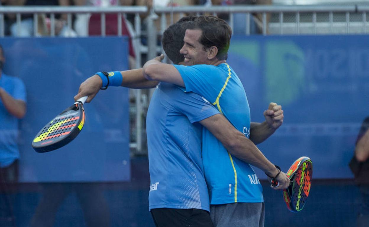 Paquito Navarro se abraza a Lebrón al final del partido de cuartos. 