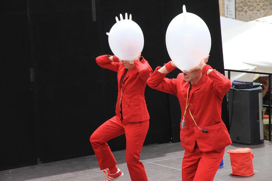 Fotos: Teatro de calle, paella popular y Fangoria animan el domingo de las Fiestas.