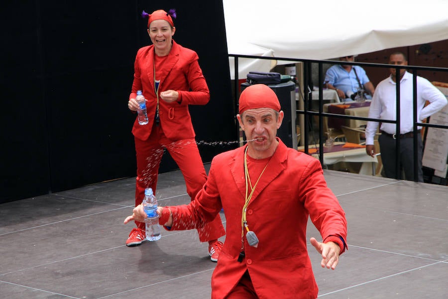 Fotos: Teatro de calle, paella popular y Fangoria animan el domingo de las Fiestas.