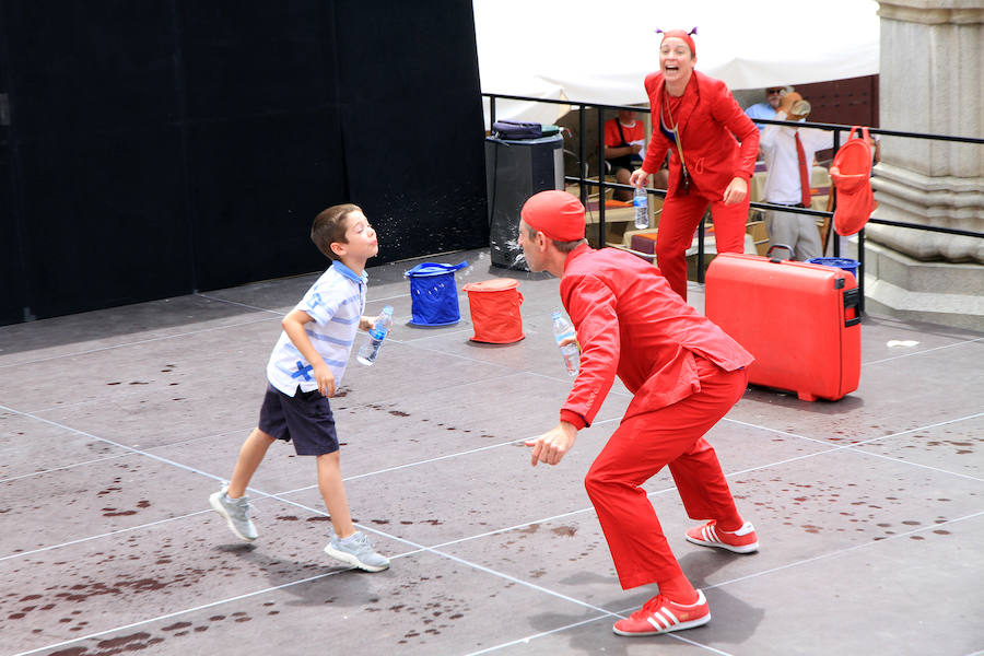 Fotos: Teatro de calle, paella popular y Fangoria animan el domingo de las Fiestas.
