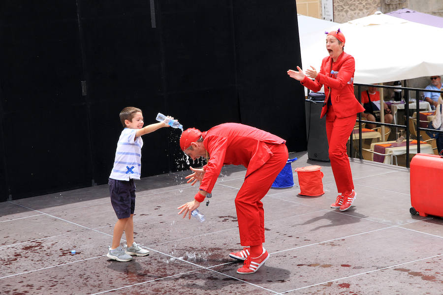Fotos: Teatro de calle, paella popular y Fangoria animan el domingo de las Fiestas.