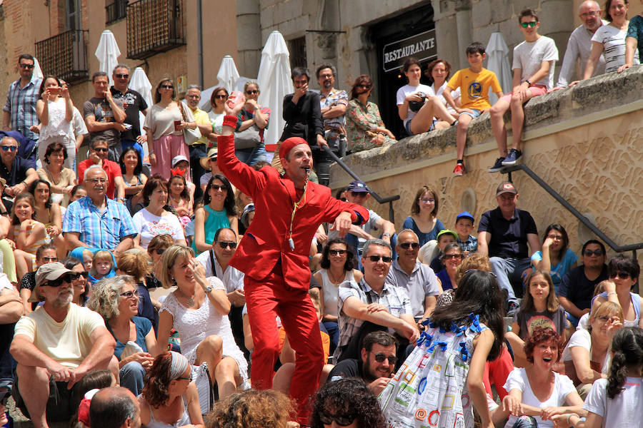 Fotos: Teatro de calle, paella popular y Fangoria animan el domingo de las Fiestas.