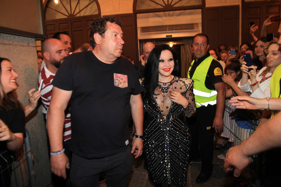 Fotos: Teatro de calle, paella popular y Fangoria animan el domingo de las Fiestas.