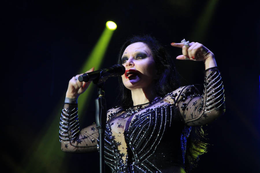 Fotos: Teatro de calle, paella popular y Fangoria animan el domingo de las Fiestas.