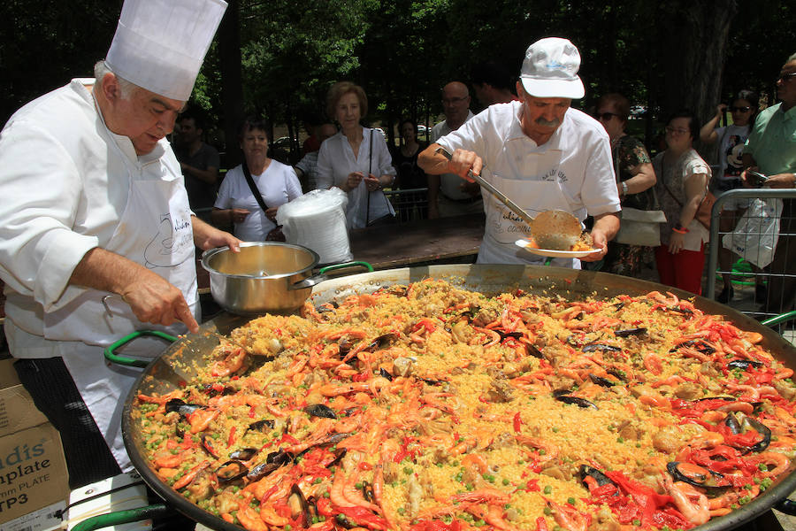 Fotos: Teatro de calle, paella popular y Fangoria animan el domingo de las Fiestas.
