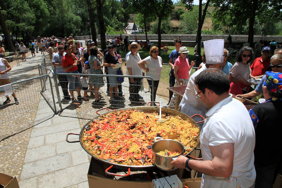 Fotos: Teatro de calle, paella popular y Fangoria animan el domingo de las Fiestas.