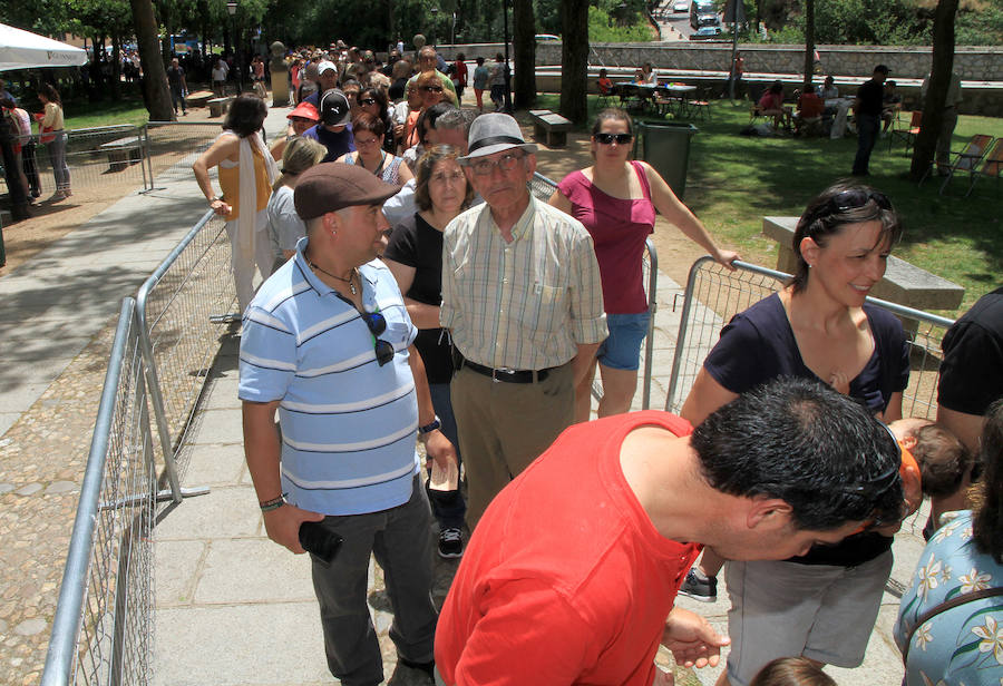 Fotos: Teatro de calle, paella popular y Fangoria animan el domingo de las Fiestas.