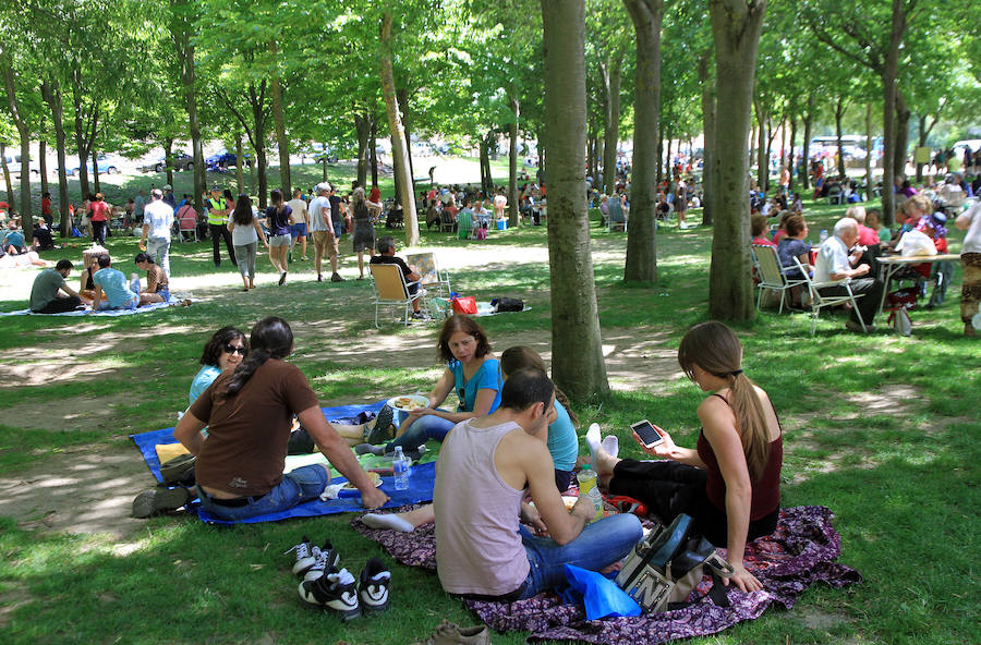 Fotos: Teatro de calle, paella popular y Fangoria animan el domingo de las Fiestas.