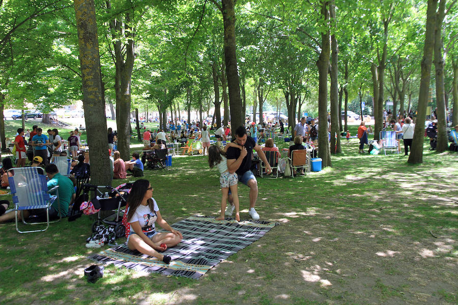 Fotos: Teatro de calle, paella popular y Fangoria animan el domingo de las Fiestas.