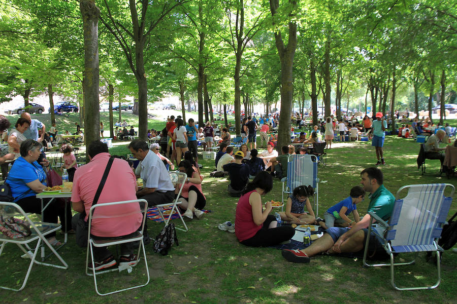 Fotos: Teatro de calle, paella popular y Fangoria animan el domingo de las Fiestas.