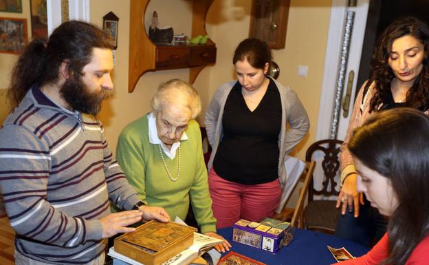Ángela Sagarra, con familiares e integrantes de Aepuzz, en el año 2013. 