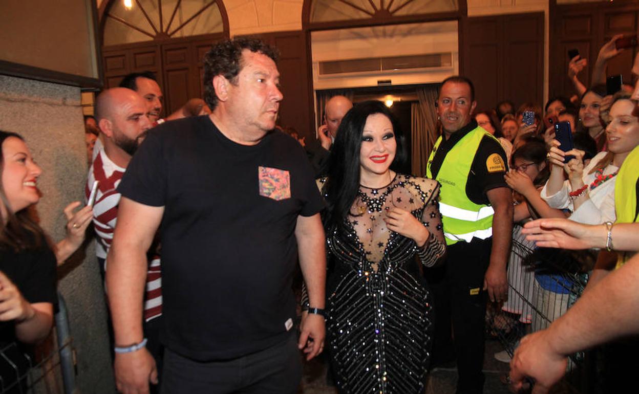 Alaska sale sonriente del teatro Juan Bravo. 