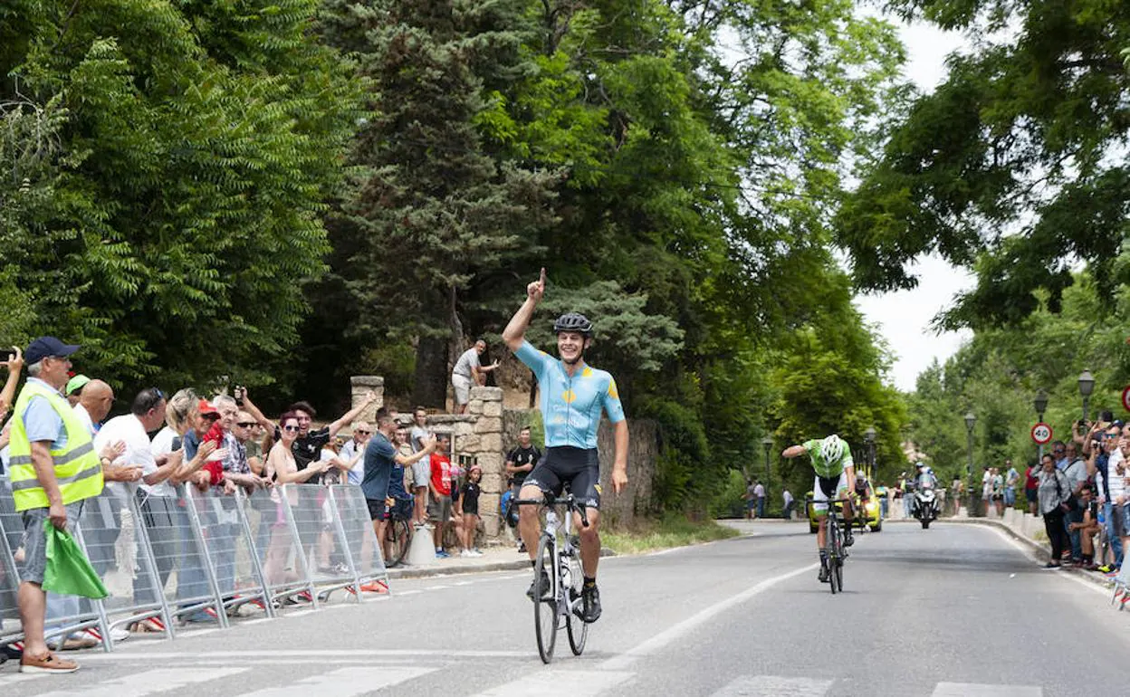 Javier Fuentes le dedica a su abuelo su triunfo de etapa en la Vuelta a Segovia. 
