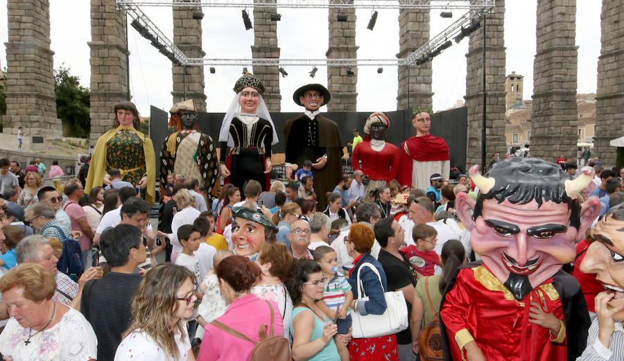 Fotos: Gigantes y cabezudos pasean por Segovia el día de San Juan