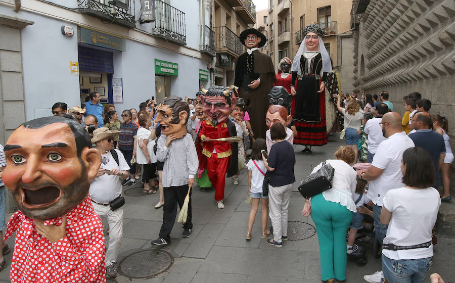 Fotos: Gigantes y cabezudos pasean por Segovia el día de San Juan