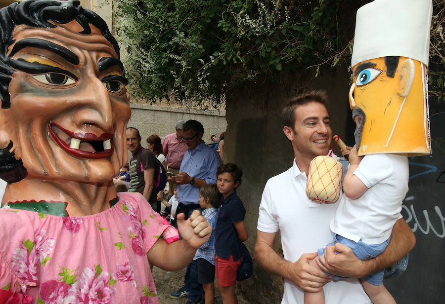 Fotos: Gigantes y cabezudos pasean por Segovia el día de San Juan