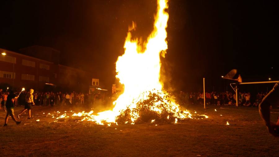 Fotos: Procesión de antorchas y hoguera de San Juan en Aguilar