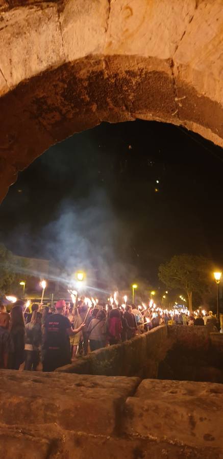 Fotos: Procesión de antorchas y hoguera de San Juan en Aguilar