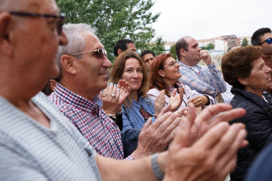 Concentración hoy frente a la sede del PSOE de Zamora.