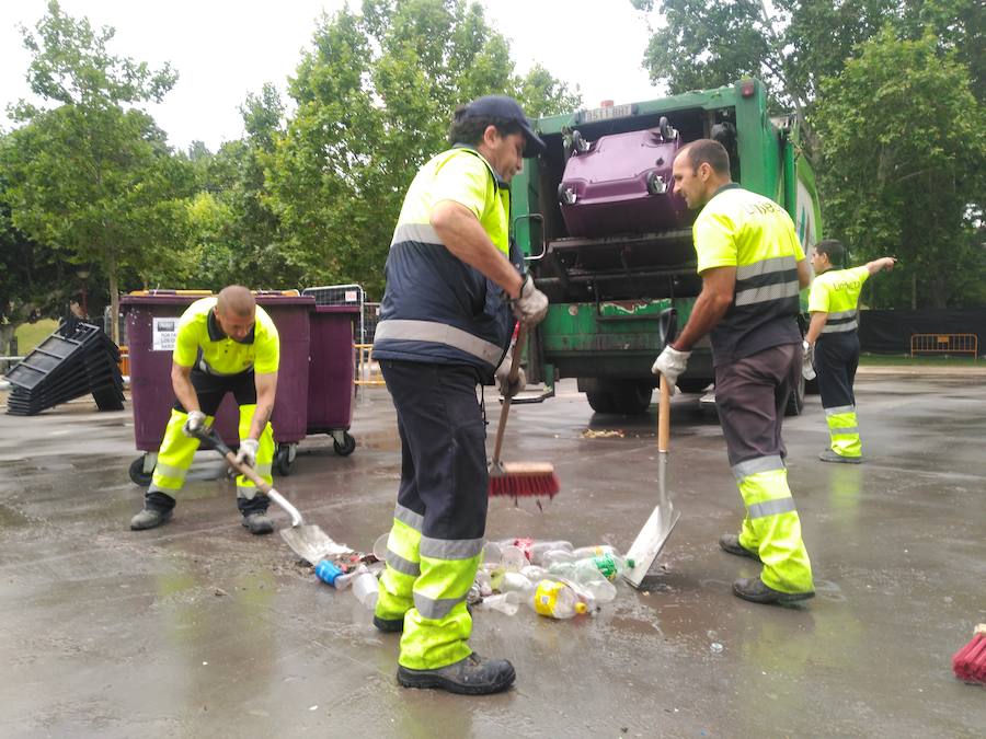 Operarios del servicio de limpieza del Ayuntamiento de Valladolid finalizan su trabajo en la zona de las Moreras. 