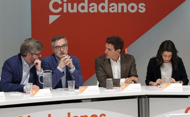 El presidente de Ciudadanos, Albert Rivera, a la derecha de Garicano, durante la reunión del Comité Ejecutivo del Partido.