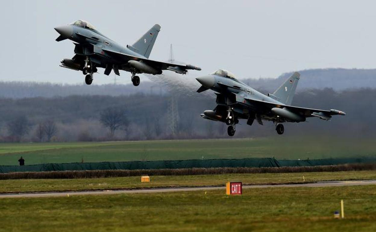 Dos Eurofighter despegan de la base aérea de Noervenich para una exhibición en 2016.