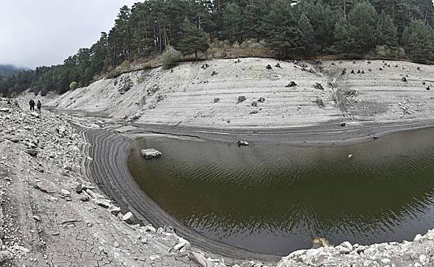 Imagen principal - En 2017, El Tejo estuvo al 13% de su capacidad por la prolomgada sequía. 