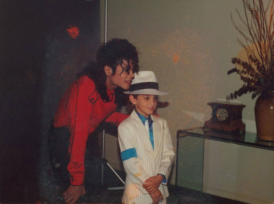 Jackson, con un niño en su rancho de Neverland.