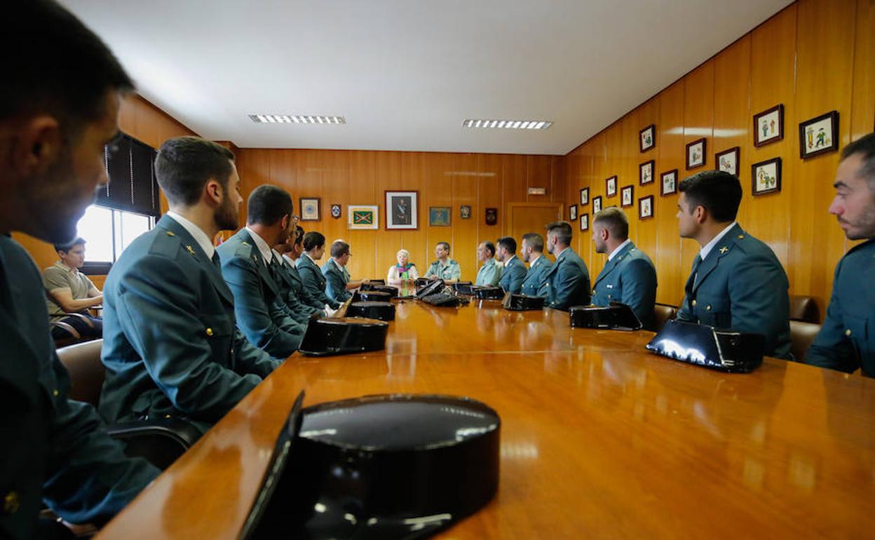 La subdelegada del Gobierno y el teniente coronel jefe de la Comandancia de Salamanca recibieron a los catorce alumnos. 