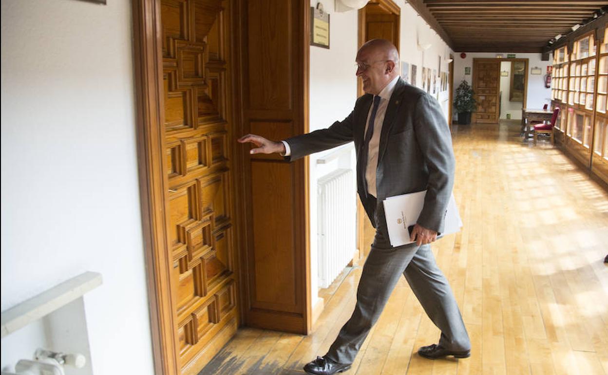 Jesús Julio Carnero accede al salón de plenos en la última sesión del mantado. 