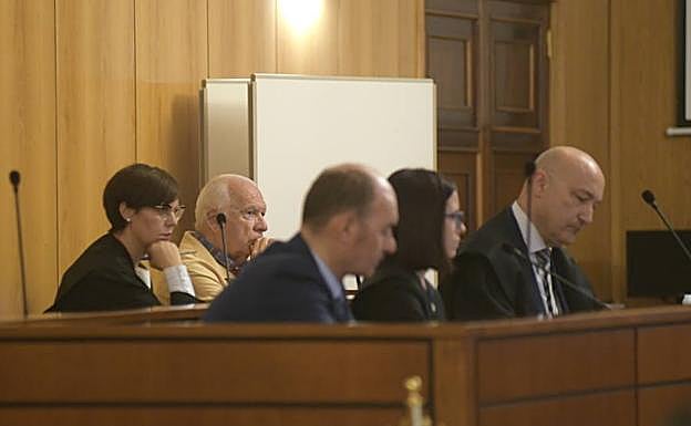 El constructor y el director de banco acusados, junto a sus respectivos letrados, en la segunda sesión del juicio. 