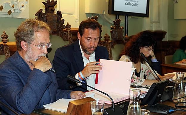 Óscar Puente y Manuel Saravia durante el primer pleno en el Ayuntamiento de Valladolid.
