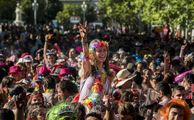 Desfile de peñas en una pasada edición de las fiestas. 