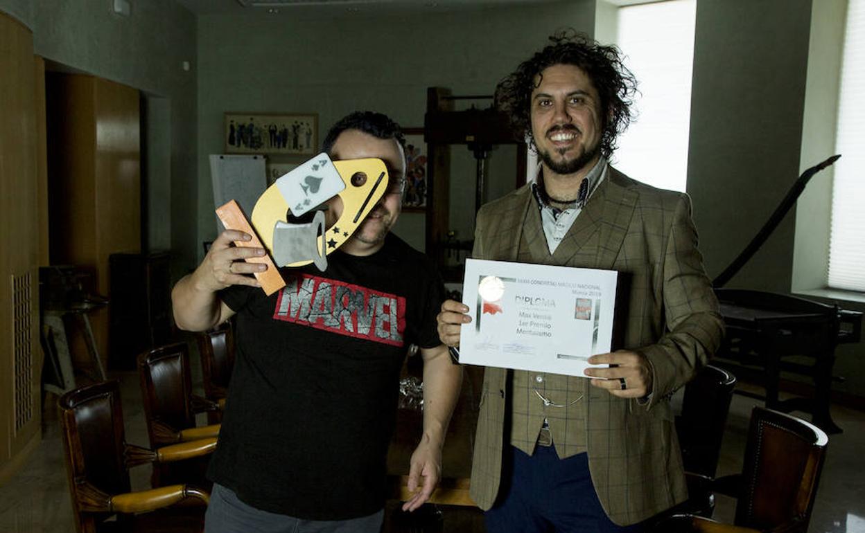 Los magos Óscar Escalante y Max Verdié, galardonados en el congreso nacional celebrado en Murcia. 