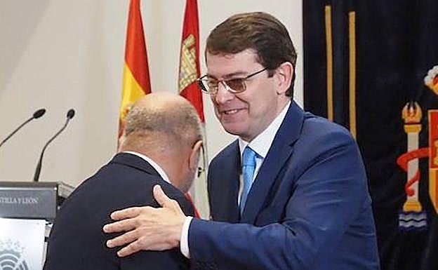 Mañueco saluda a Igea (de espaldas) tras la firma el viernes del programa de gobierno entre PP y Cs.