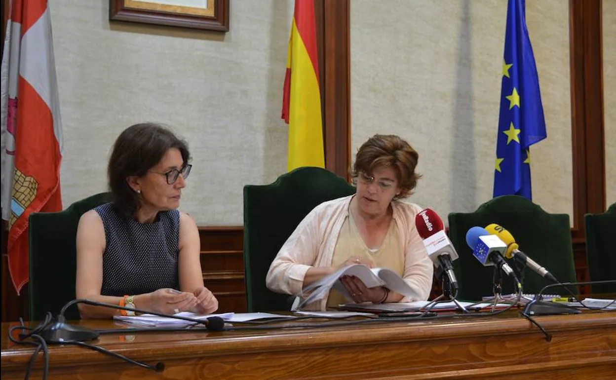 Francisca Andrés y Elena Martín Vázquez, en la rueda de prensa de ayer.